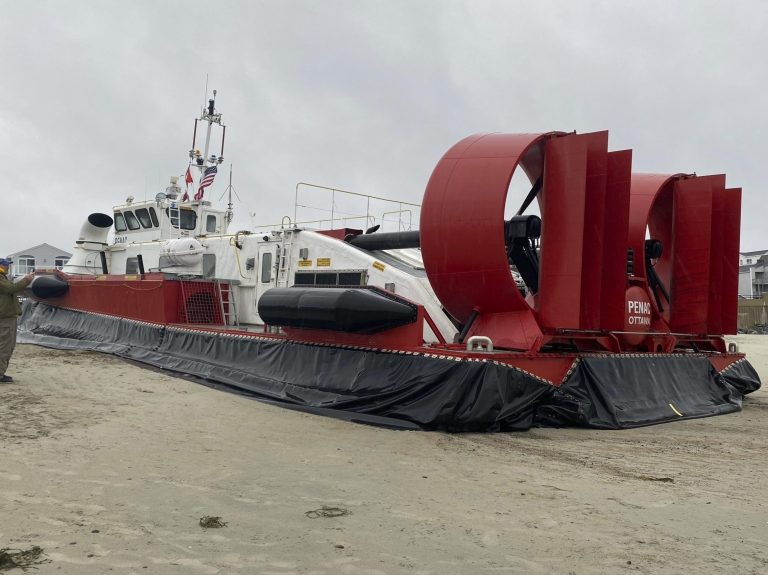 Un aéroglisseur à la retraite de la Garde côtière canadienne souffre d’une entaille et s’échoue dans le New Hampshire