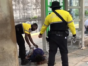 Les agents de sécurité du système de métro léger de Saint-Louis arrêtent un homme sur la plate-forme.