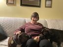 Candida Beauchamp et ses 2 Staffordshire Bull Terriers Ari et Brosna.  Elle est directrice pour l'Ontario du Staffordshire Bull Terrier Club of Canada 