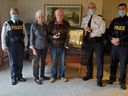 L'inspecteur Burton, commandant du détachement de la Police provinciale de l'Ontario (OPP) de Bracebridge, et le surintendant Houliston ont remis à Norman Ruff, 80 ans, de Port Carling, une citation pour bravoure au nom du commissaire Carrique de l'OPP, le mardi 26 octobre 2021. Photo : Police provinciale de l'Ontario