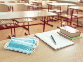 Photo d'archive d'un bureau dans une salle de classe.