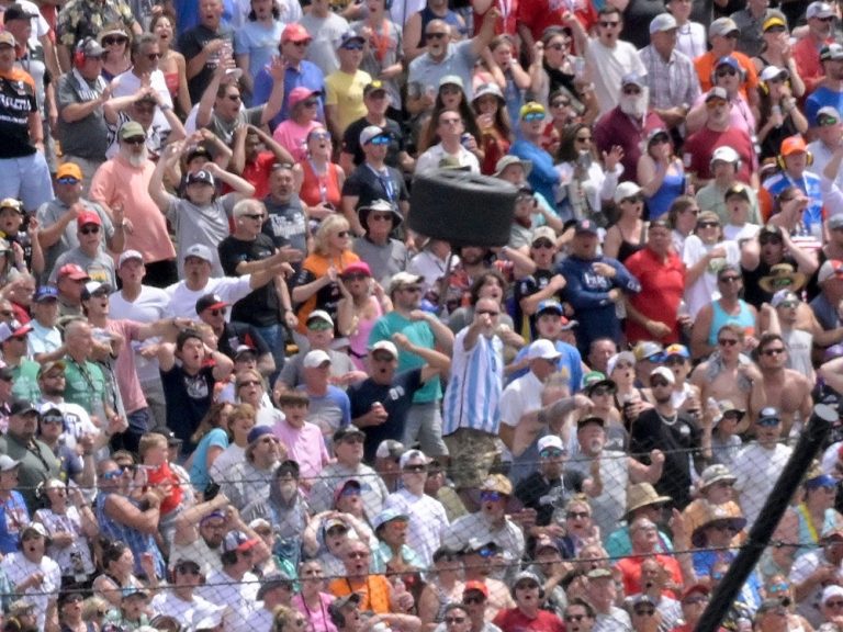 Un fan dont la voiture a été endommagée par un pneu volant à Indy 500 recevra un nouveau trajet