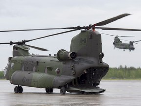 Deux hélicoptères de transport moyen à lourd CH-147F Chinook de l'ARC, multimissions, sont vus à la BFC Bagotville à Bagotville, au Québec.  le jeudi 7 juin 2018.