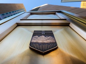 Les portes en laiton à l'extérieur du Calgary Courts Centre ont été photographiées le mardi 27 septembre 2022.