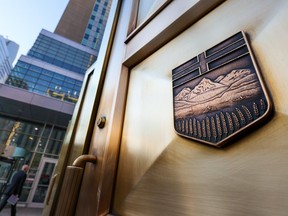 Les portes en laiton à l'extérieur du Calgary Courts Centre ont été photographiées le mardi 27 septembre 2022.