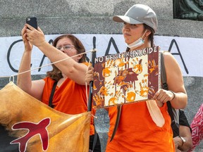 Des milliers de personnes se sont rassemblées au monument Sir George-Etienne Cartier au parc Jeanne-Mance à Montréal le jeudi 1er juillet 2021 pour honorer les enfants autochtones, dénoncer le génocide et demander justice.  Dave Sidaway / Montreal Gazette ORG XMIT: 66362