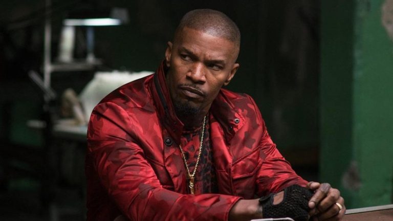  Un nouveau rapport indique que Jamie Foxx réapprend à marcher malgré un mystérieux problème de santé.  Sa fille dit qu'il jouait au pickleball 
