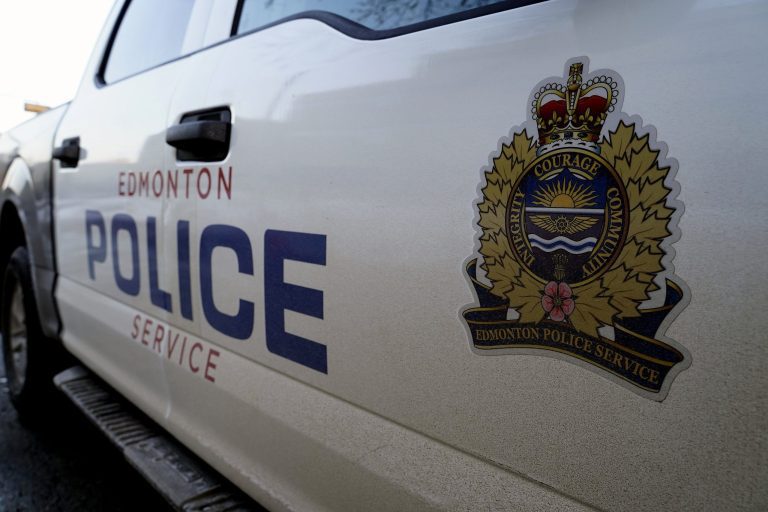 Un policier d’Edmonton et deux agents de la paix communautaires accusés après un décès en détention