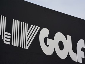 DOSSIER - La signalisation pour LIV Golf est affichée lors de la ronde pro-am du tournoi de golf Bedminster Invitational LIV à Bedminster, NJ., Jeudi 28 juillet 2022. L'année la plus perturbatrice du golf s'est terminée le mardi 6 juin 2023, lorsque le PGA Tour et European Tour ont convenu d'une fusion avec les intérêts du golf saoudien, créant une opération commerciale conçue pour unifier le golf professionnel dans le monde.