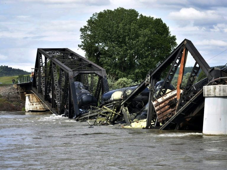 Un train de marchandises transportant des matières dangereuses plonge dans la rivière Yellowstone alors que le pont tombe en panne