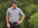 Phil Mickelson attend de jouer sur le quatrième tee lors du deuxième tour du 123e US Open Championship.