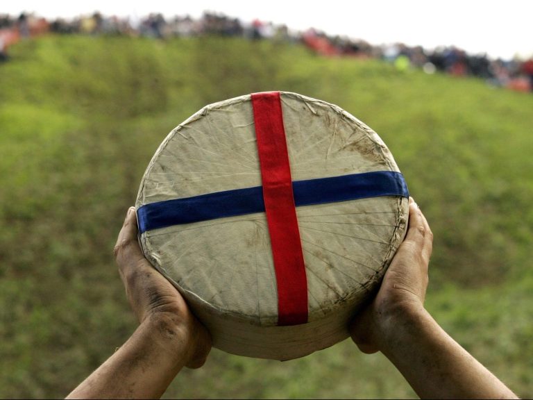 Une femme de la Colombie-Britannique remporte la course de fromages de Cooper’s Hill