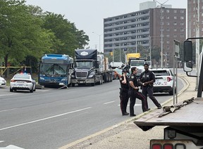 Les conséquences d'un accident impliquant plusieurs véhicules sur Derry Rd., juste à l'ouest de Rexwood Rd., à Mississauga, le jeudi 8 juin 2023. ERNEST DOROSZUK/TORONTO SUN