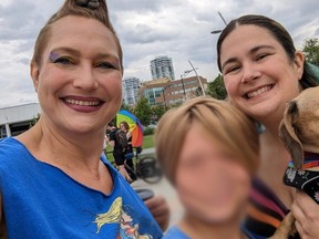 Kari Starr et sa fille, avant une coupe de lutin en janvier qui lui a laissé les cheveux courts, à Kelowna.  Postmedia News a flouté le visage de l'enfant pour dissimuler son identité.