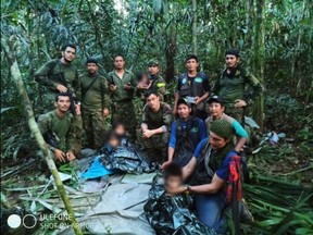 Des soldats colombiens posent avec quatre enfants autochtones.