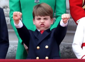 Le prince Louis de Galles regarde le survol sur le balcon du palais de Buckingham pendant Trooping the Colour