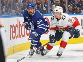 Le centre des Maple Leafs Auston Matthews, à gauche, combat Gustav Forsling des Panthers de la Floride lors du deuxième match de leur série éliminatoire de deuxième ronde au Scotiabank Arena le 4 mai 2023 à Toronto.  Travailler sur un nouveau contrat pour Matthews est en tête de liste des choses à faire pour les Buds dans les semaines à venir.