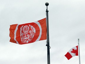 Le drapeau des survivants est suspendu pour honorer les peuples autochtones qui ont été forcés de fréquenter les pensionnats, sur le terrain de l'Assemblée législative de Victoria, en Colombie-Britannique, le mercredi 28 septembre 2022.