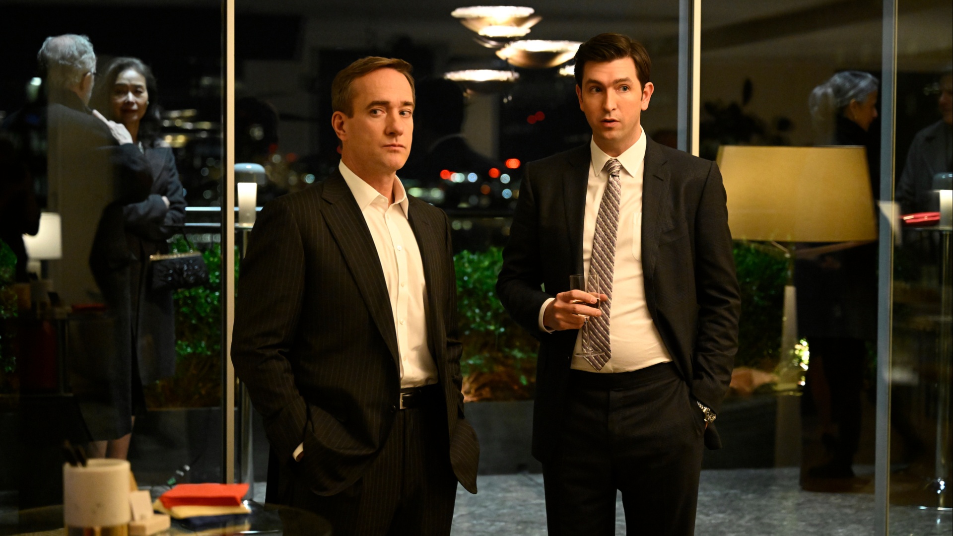 Matthew Macfadyen et Nicholas Braun dans Succession saison 4