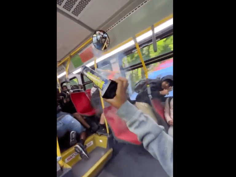 Une vidéo montre des feux d’artifice déclenchés dans un bus bondé de la TTC à Toronto