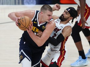 Nikola Jokic, à gauche, des Denver Nuggets est gardé par Gabe Vincent du Miami Heat lors du quatrième quart du match 2 de la finale de la NBA au Ball Arena le dimanche 4 juin 2023 à Denver.