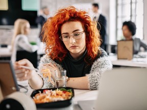 La nourriture gratuite est moins attrayante pour les travailleurs qui viennent au bureau.  Au lieu de cela, ils devraient se concentrer sur une combinaison de journées de travail obligatoires, tout en offrant des espaces de travail calmes et en aidant à atténuer les trajets pénibles.