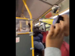 Capture d'écran d'une vidéo d'une personne avec des feux d'artifice dans un bus de la TTC.