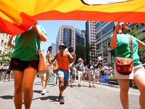 Les participants marchent dans le Toronto Pride Parade, à Toronto, le dimanche 25 juin 2023.