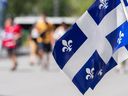 Drapeaux du Québec lors d'une installation itinérante à Montréal. 