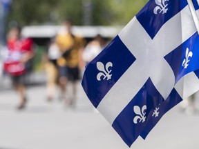 Drapeaux du Québec lors d'une installation itinérante à Montréal.