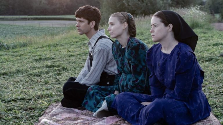 WOMEN TALKING, from left: Ben Whishaw, Rooney Mara, Claire Foy, 2022. ph: Michael Gibson /© Orion Pictures /Courtesy Everett Collection