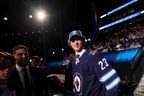 NASHVILLE, TENNESSEE – 29 JUIN: Zach Nehring célèbre après avoir été sélectionné 82e choix au total par les Jets de Winnipeg lors du repêchage Upper Deck NHL 2023 au Bridgestone Arena le 29 juin 2023 à Nashville, Tennessee.  (Photo de Bruce Bennett/Getty Images)