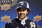 NASHVILLE, TENNESSEE - 28 JUIN: Colby Barlow s'adresse aux médias après avoir été sélectionné par les Jets de Winnipeg avec le 18e choix au total lors de la première ronde du repêchage Upper Deck NHL 2023 au Bridgestone Arena le 28 juin 2023 à Nashville, Tennessee.  (Photo de Jason Kempin/Getty Images)