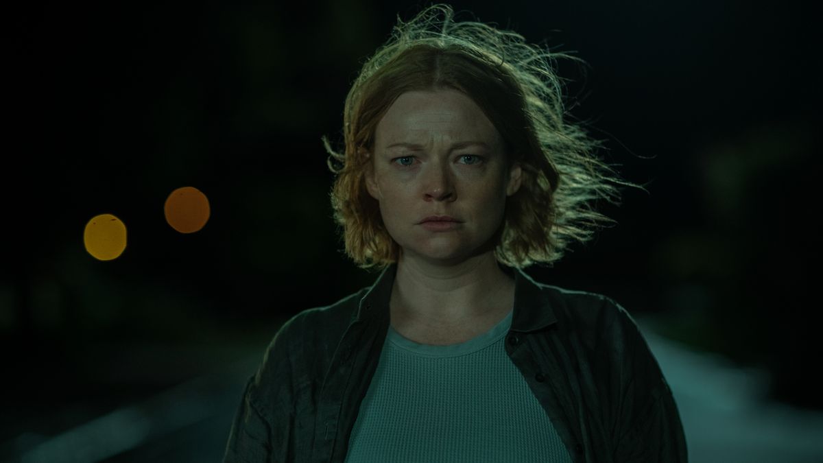 Sarah Snook alors que Sarah se tient dans une rue au milieu de la nuit, visiblement affligée dans Run Rabbit Run.