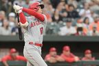 Le lanceur partant des Los Angeles Angels Shohei Ohtani (17 ans) frappe un home run de trois points contre les Orioles de Baltimore lors de la troisième manche à Oriole Park à Camden Yards