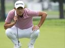 Collin Morikawa, des États-Unis, aligne un putt sur le 13e green lors du premier tour du Rocket Mortgage Classic.