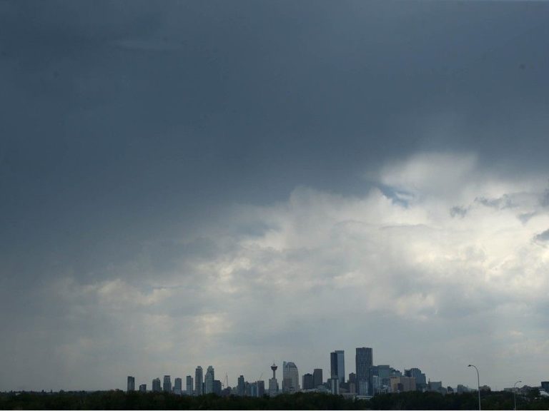 Calgary simultanément sous surveillance d’orage violent et avertissement de chaleur