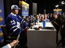 Easton Cowan s'adresse aux médias après avoir été sélectionné par les Maple Leafs avec le 28e choix au total lors du premier tour du repêchage Upper Deck NHL 2023 au Bridgestone Arena le 28 juin à Nashville, Tennessee.