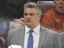 Sheldon Keefe derrière le banc des Maple Leafs de Toronto.