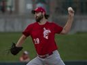 Le lanceur des Winnipeg Goldeyes, Travis Seabrooke, livre le ballon lors d'un match de l'Association américaine contre les Lincoln Saltdogs à Lincoln, Neb., le 26 juin 2023. Seabrooke a lancé un jeu blanc lors de la victoire 7-0 de Winnipeg.