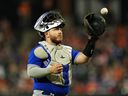 Le receveur des Blue Jays de Toronto, Alejandro Kirk, reçoit un nouveau ballon après un jeu lors de la huitième manche d'un match de baseball entre les Orioles de Baltimore et les Blue Jays de Toronto, le mercredi 14 juin 2023, à Baltimore.  Kirk est revenu de la liste des blessés de 10 jours des Blue Jays de Toronto.