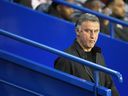 L'entraîneur-chef du PSG, Christophe Galtier, entre sur le terrain avant leur match de football de Ligue 1 française contre Lens au stade du Parc des Princes à Paris, France, le samedi 15 avril 2023. 