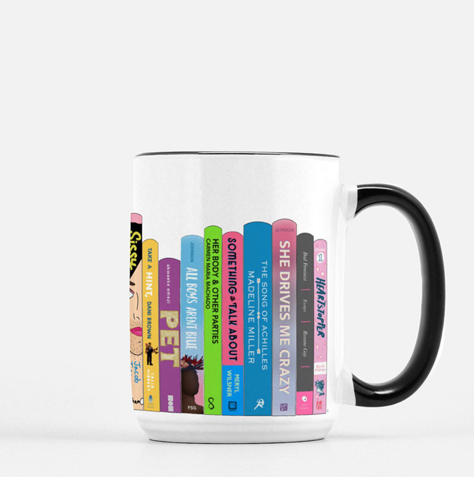 épines de livres étranges sur une tasse blanche.