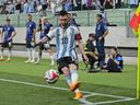 L'Argentin Lionel Messi tire un corner lors du match de football amical contre l'Australie au Stade des travailleurs de Pékin, en Chine, le jeudi 15 juin 2023.