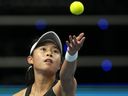 Carol Zhao du Canada sert une balle à la Russe Daria Kaasatkina lors de leur match de tennis de la finale de la Coupe Billie Jean King du groupe A à Prague, en République tchèque, le mardi 2 novembre 2021. Zhao a battu la Britannique Emily Appleton 4-6, 7-6, 6 -4 au premier tour de qualification à Wimbledon.