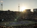 Serena Williams, des États-Unis, à gauche, sert contre Belinda Bencic, de Suisse, lors du tournoi de tennis Open Banque Nationale à Toronto, le mercredi 10 août 2022. L'Omnium Banque Nationale attribuera un montant égal de prix en argent aux hommes et joueuses de tennis à partir de 2027, a annoncé mardi Tennis Canada.