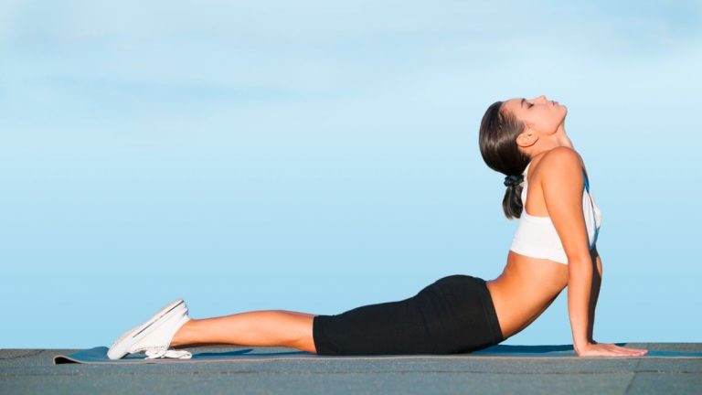 Mal au dos?  Développez de la flexibilité et renforcez vos muscles avec cette routine d’étirement