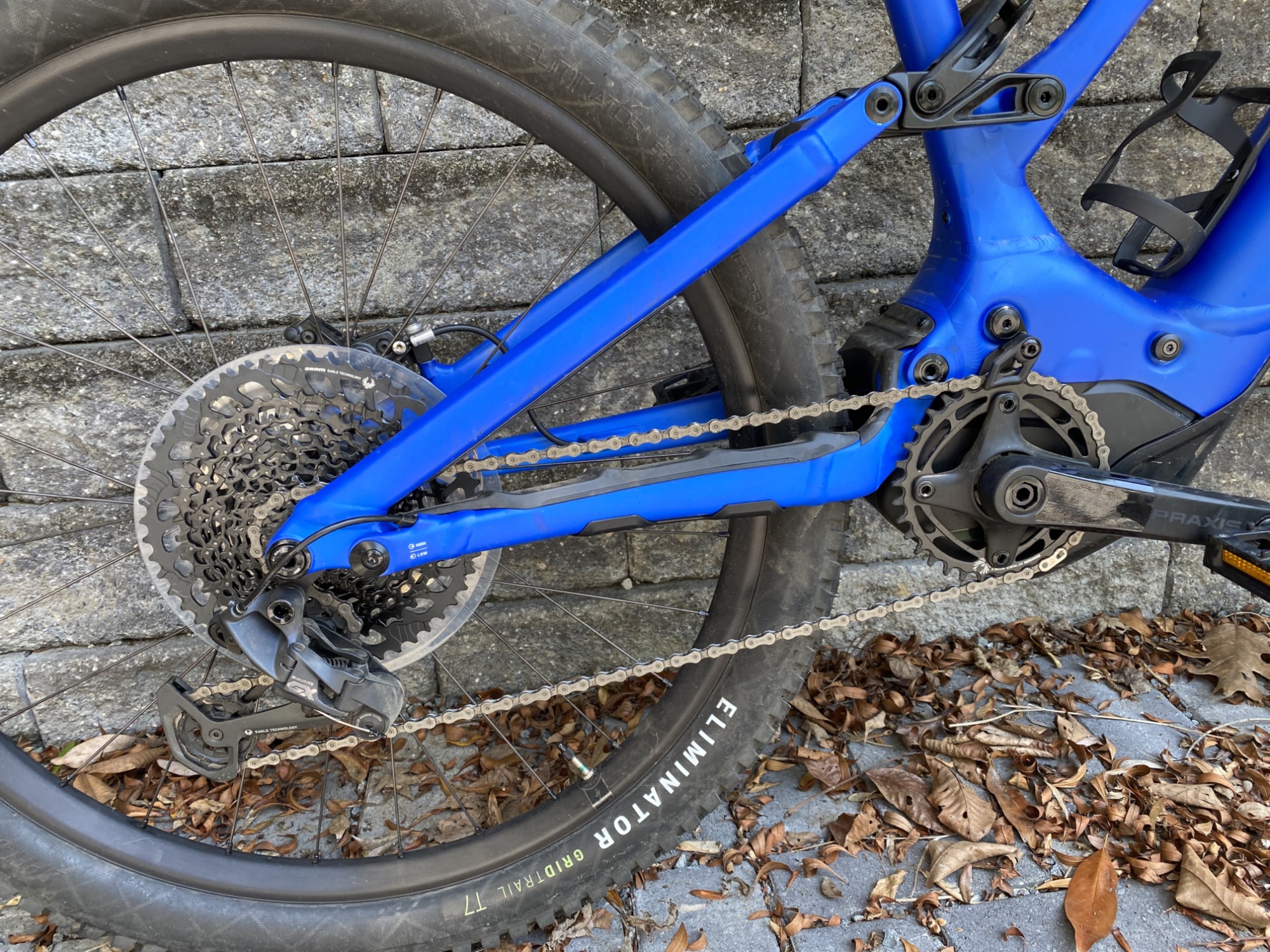 Beaucoup de pièces mobiles : La roue arrière est sur un ensemble qui pivote, avec le claquement des bosses amorti par un amortisseur.  L'ingénierie et les pièces impliquées ajoutent au prix des vélos de montagne.