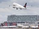 Un avion d'Air Canada décolle de l'aéroport Trudeau de Montréal, le jeudi 30 juin 2022. 