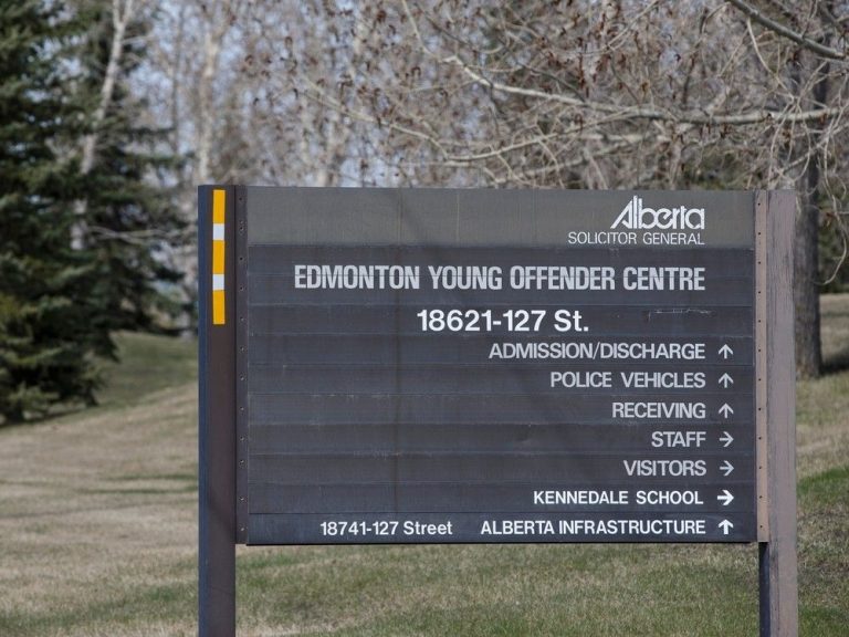 Un détenu adulte du Centre pour jeunes contrevenants d’Edmonton allègue l’inconduite sexuelle d’un employé